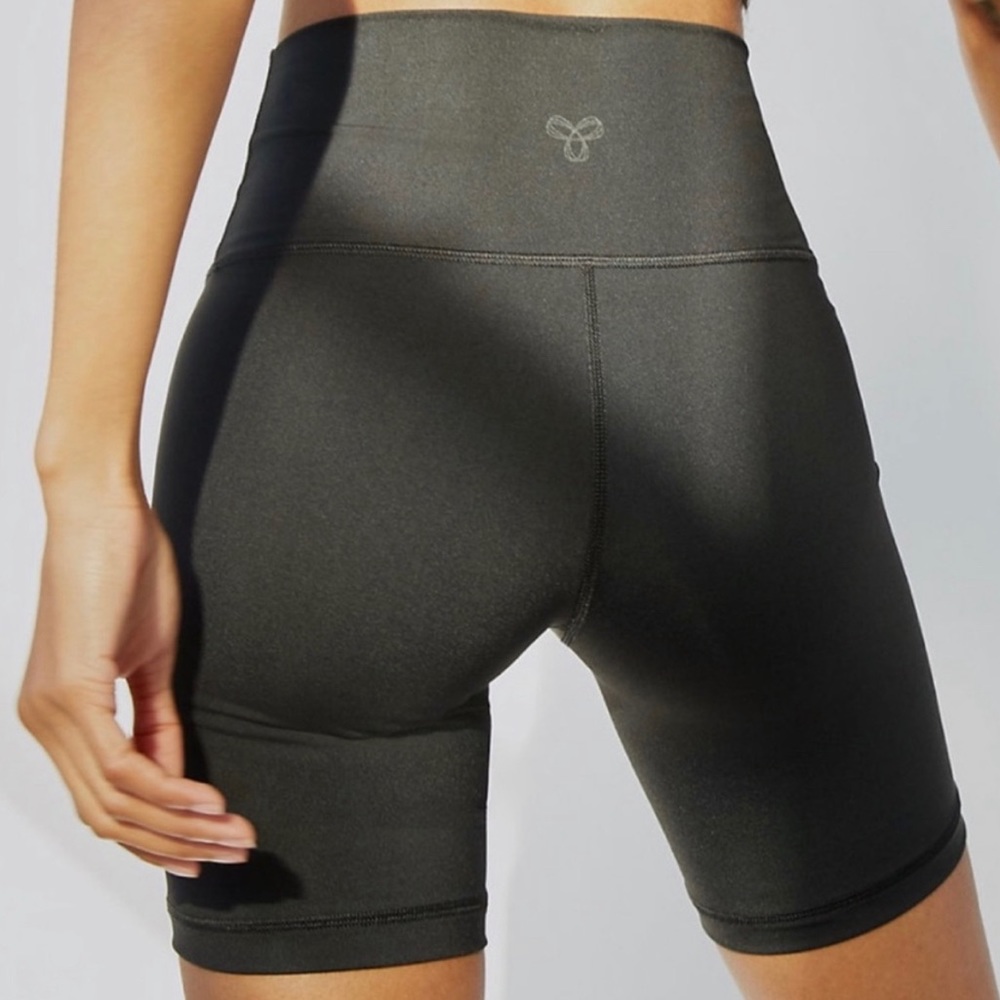 Aritzia Tnalife Atmosphere Hi-Rise 7” Short